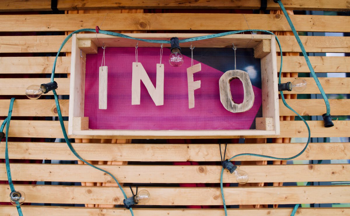 Schild mit dem Text Information
