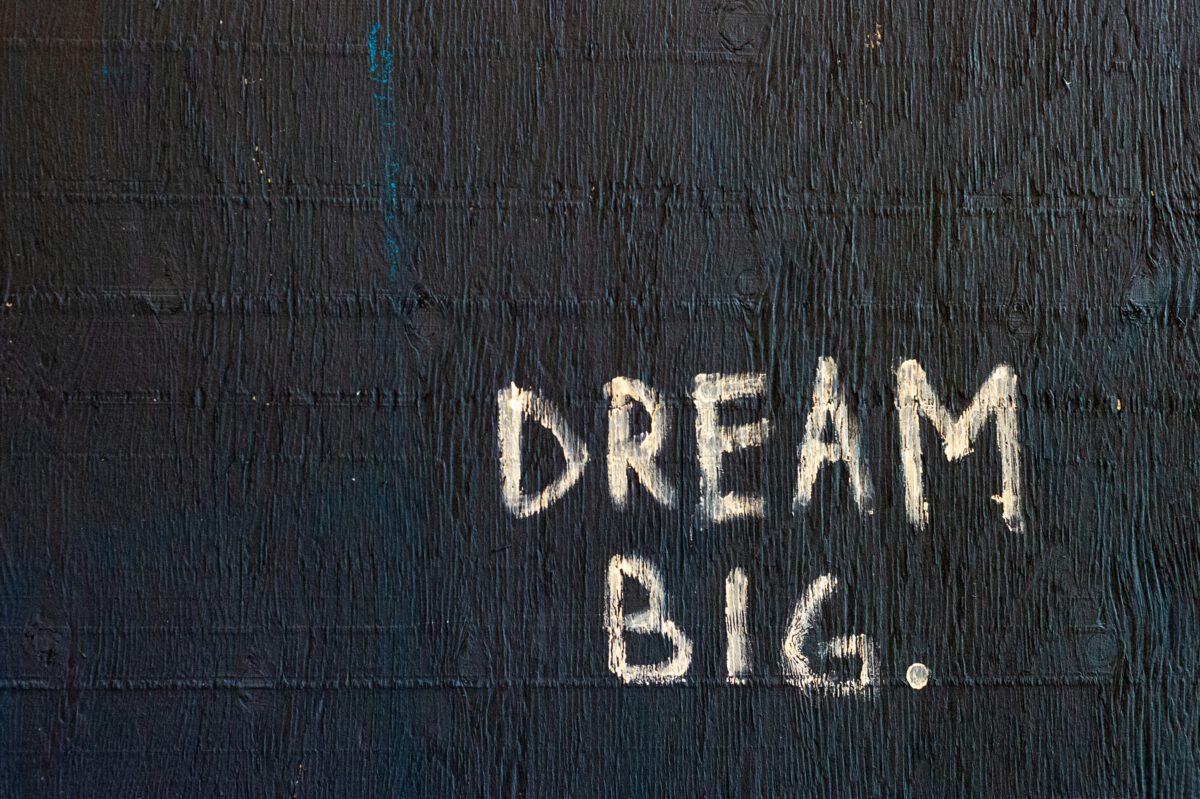 Text auf Tafel: Dream Big